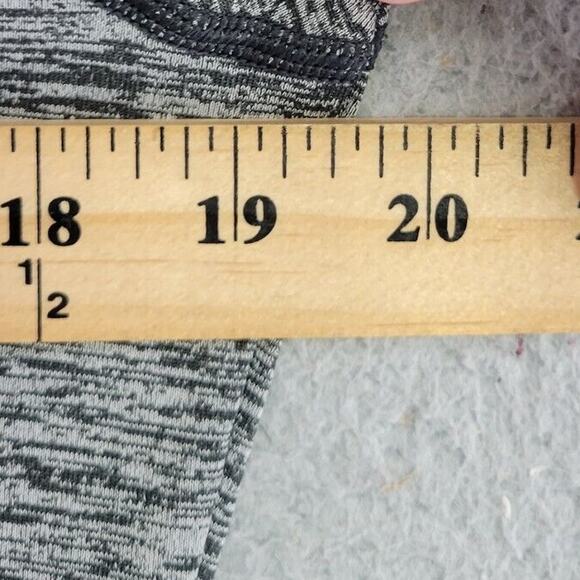 Under Armour Shirt Womens M Gray V Neck Heat Gear Athleisure Sports Active Top - Picture 8 of 9